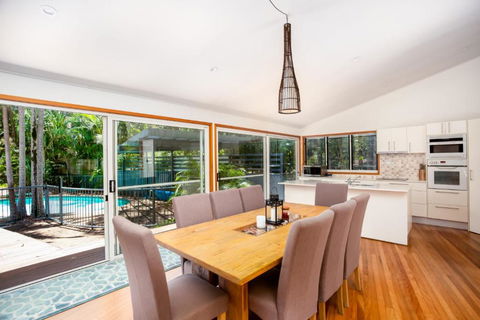 8 Satinwood Drive Rainbow Shores Architecturally Designed Pool Walk To Beach - Darwin Holiday 5