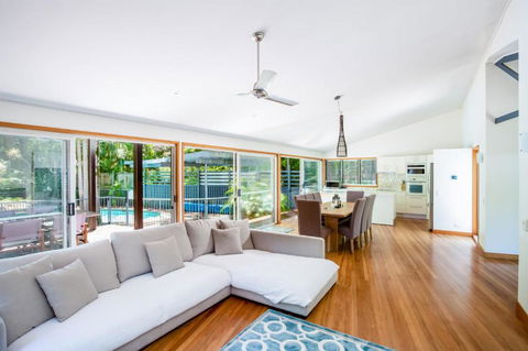 8 Satinwood Drive Rainbow Shores Architecturally Designed Pool Walk To Beach - Darwin Holiday 1