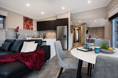 Tully Daylesford - Darwin Holiday 1