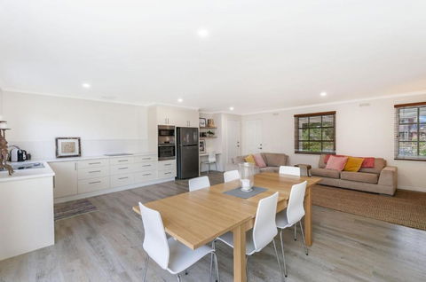 Lyons Cottage A Quaint Whalers Cottage In Heart Of Port Fairy - Darwin Holiday 2