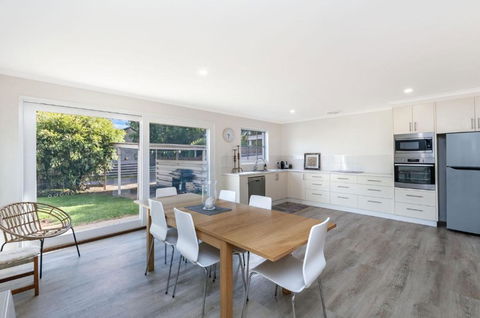 Lyons Cottage A Quaint Whalers Cottage In Heart Of Port Fairy - Darwin Holiday 1