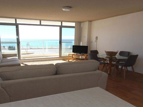 Oceanic 3 On The Beach! - Darwin Holiday 6