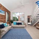 Seashells On The Bay - Darwin Holiday 0