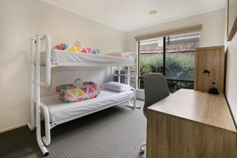 Settle In Sorrento - Darwin Holiday 1