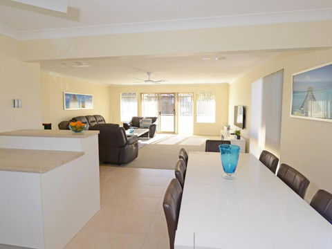 Sunbakers - Darwin Holiday 5