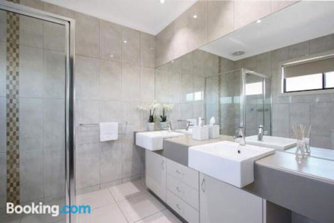 Cypress Townhouse 23 Suite - Darwin Holiday 3