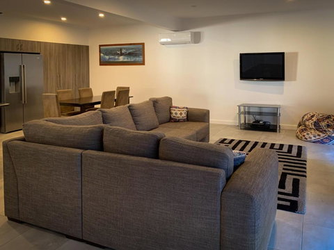 Hooterville - Darwin Holiday 4