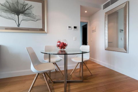 Owen Â· Soaring City Views Central Location - Darwin Holiday 3