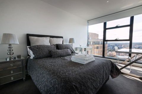 Owen Â· Soaring City Views Central Location - Darwin Holiday 2