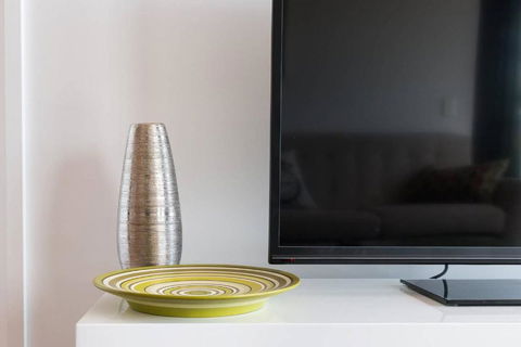 Owen Â· Soaring City Views Central Location - Darwin Holiday 5