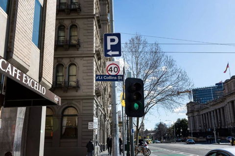 Owen Â· Soaring City Views Central Location - Darwin Holiday 6