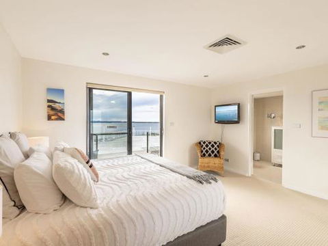 15 Dolphin Cove 2 6 Government Rd Stunning Penthouse With Views Lift & Ducted Air Conditioning - Darwin Holiday 2