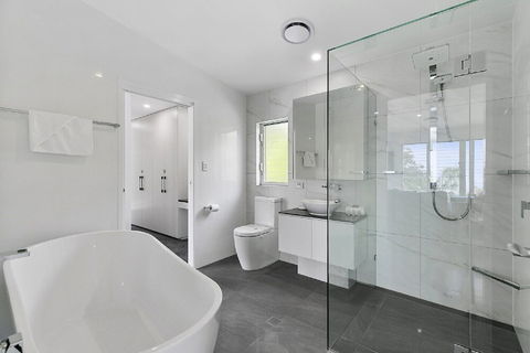 Ocean Views Luxury Living In Noosa Heads Unit 2 / 13 Angler Street - Darwin Holiday 4