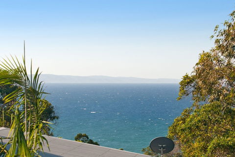 Ocean Views Luxury Living In Noosa Heads Unit 2 / 13 Angler Street - Darwin Holiday 2