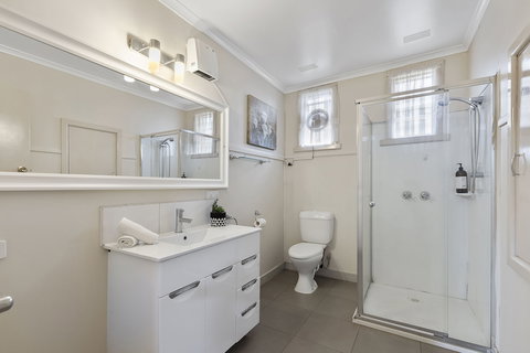 The Gazebo Place - Spacious 4 Bedroom Near Murray River - Darwin Holiday 4