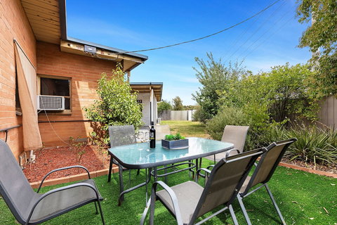 The Gazebo Place - Spacious 4 Bedroom Near Murray River - Darwin Holiday 0
