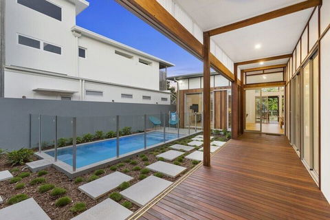 Sea Gem On Eclipse - Darwin Holiday 1