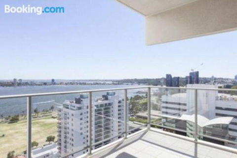 SKY GARDENS SUNSET RIVER VIEW NETFLIX WINE PARKING - Darwin Holiday 1