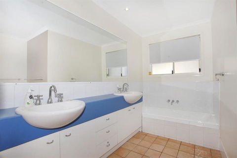 10 Barra Crescent Coolum Beach 500 BOND WIFI Walking Distance To Beach - Darwin Holiday 2