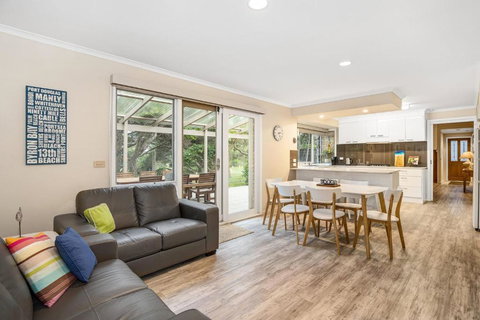 Hilltop Beach House: Newly Updated - Darwin Holiday 3