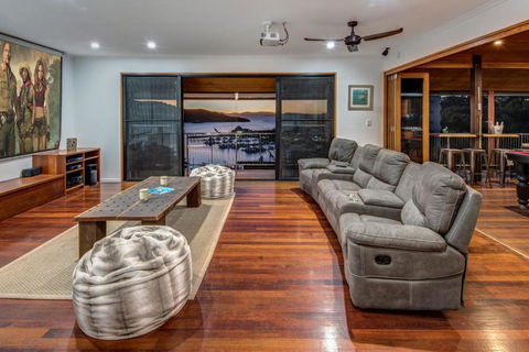 Uisce Luxury Holiday House With Jacuzzi Pool Table Cinema Premium Foxtel & Two Buggies - Darwin Holiday 6