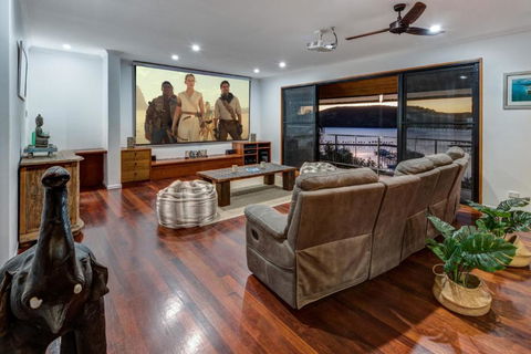 Uisce Luxury Holiday House With Jacuzzi Pool Table Cinema Premium Foxtel & Two Buggies - Darwin Holiday 3