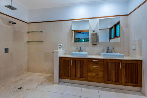 Uisce Luxury Holiday House With Jacuzzi Pool Table Cinema Premium Foxtel & Two Buggies - Darwin Holiday 1