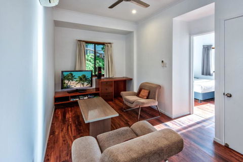 Uisce Luxury Holiday House With Jacuzzi Pool Table Cinema Premium Foxtel & Two Buggies - Darwin Holiday 4