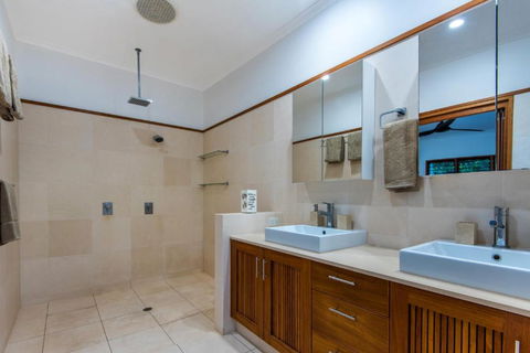 Uisce Luxury Holiday House With Jacuzzi Pool Table Cinema Premium Foxtel & Two Buggies - Darwin Holiday 5