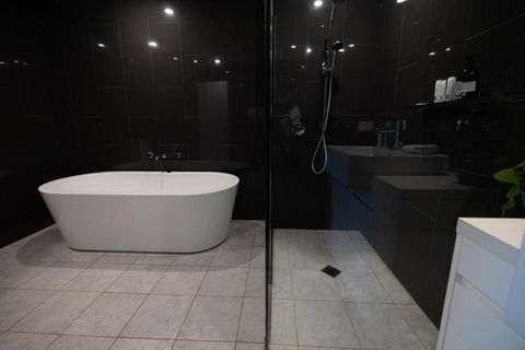 Trendy Self Contained Inner City Apartment - Darwin Holiday 4