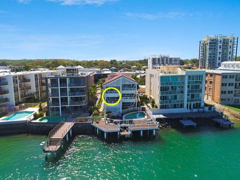 Unit 3 Pumicestone Quays Absolute Waterfront! - Darwin Holiday 0