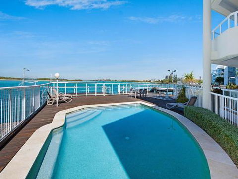 Unit 3 Pumicestone Quays Absolute Waterfront! - Darwin Holiday 5