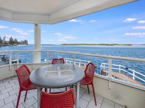 Unit 3 Pumicestone Quays Absolute Waterfront! - Darwin Holiday 4