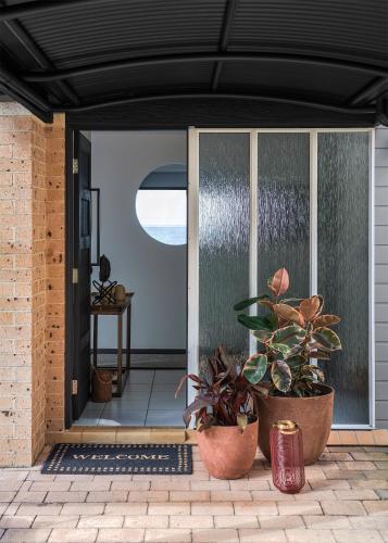 The Seaview Designer Beachfront House - Darwin Holiday 1