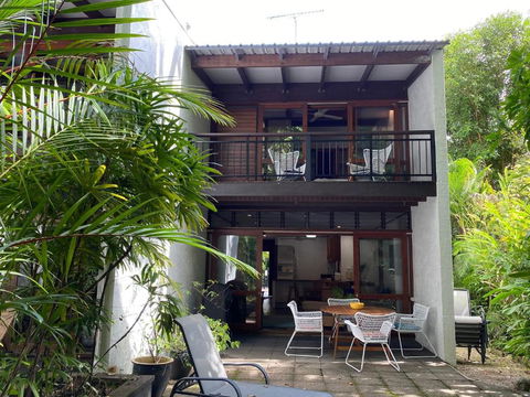 On The Beach At Four Mile Spindfrift - Darwin Holiday 4