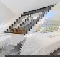 HomeHotel Stylish Apt next to Train  Westfield - Darwin Holiday