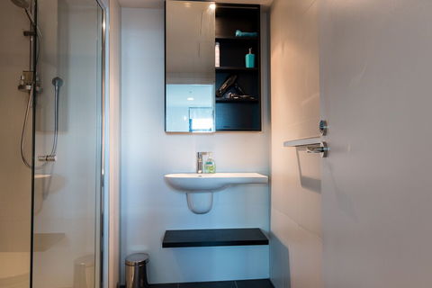 OWEN Little Collins St. Beauty + Views + Parks + MCG - Darwin Holiday 1