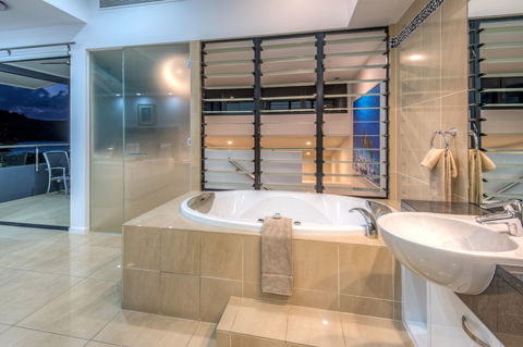 Villa 16 The Edge Oceanfront Deluxe 3 Bedroom Near Marina With Golf Buggy - Darwin Holiday 6