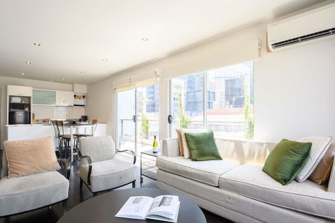 OLIVER Laneway Art Fed Square & Top Restaurants - Darwin Holiday 0