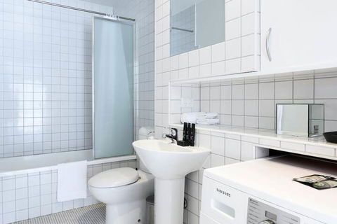 OLIVER Laneway Art Fed Square & Top Restaurants - Darwin Holiday 6