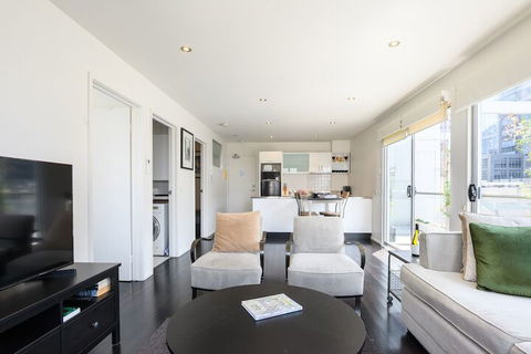 OLIVER Laneway Art Fed Square & Top Restaurants - Darwin Holiday 4