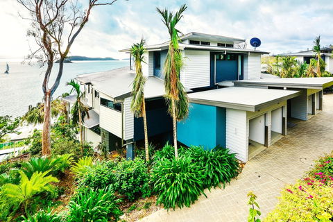 Villa 12 The Edge Oceanfront Deluxe 3 Bedroom Near Marina With Golf Buggy - Darwin Holiday 1