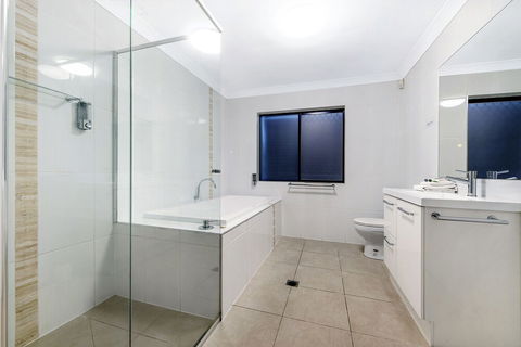 Sardinia 7 Bedroom Waterfront House - Q Stay - Darwin Holiday 6