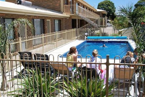 Allambi Holiday Apartments - Darwin Holiday 6
