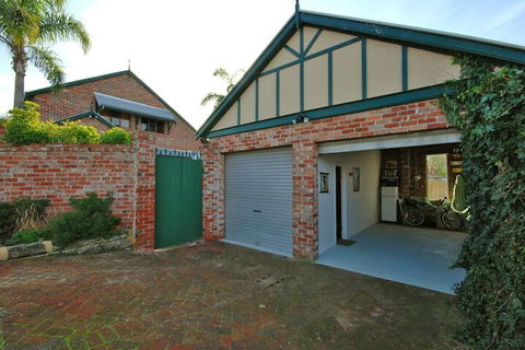 Above Bored Bed & Breakfast - Darwin Holiday 2