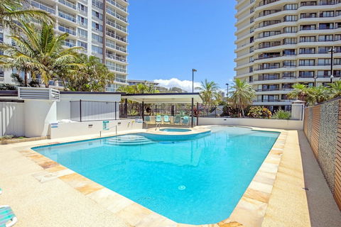 Burleigh Beach Tower - Darwin Holiday 3