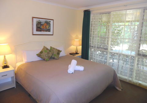 Bright Highland Valley Cottages - Darwin Holiday 6