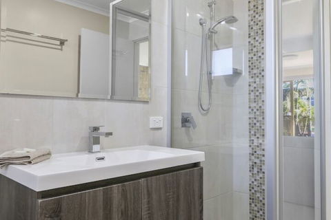 Lakeside Holiday Apartments Merimbula - Darwin Holiday 6