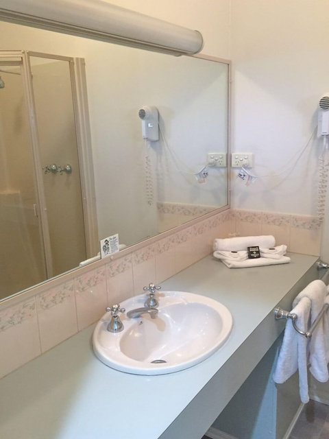 Deniliquin Country Club Motor Inn - Darwin Holiday 4