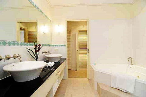 Plantation House 1 Spacious 4 Bedroom House Near Beach WIFI Netflix Telstra TV Playground Pool BBQ - Darwin Holiday 6